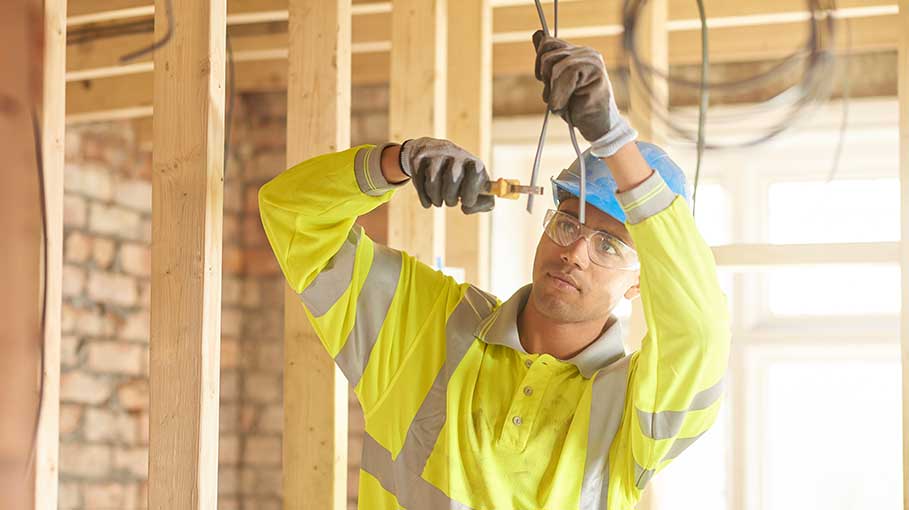 perfect time to train as an eletrician cover